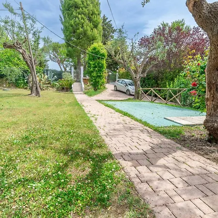 La Casa Tra Il Verde Ed Il Mare